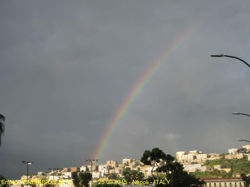 Napoli - Arcobaleno da via Caracciolo su Posillipo .jpg